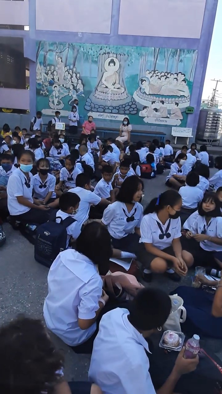 กินข้าวในแถว